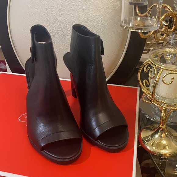 DKNY high Heel Shoe brand new black beautiful. - Picture 4 of 7